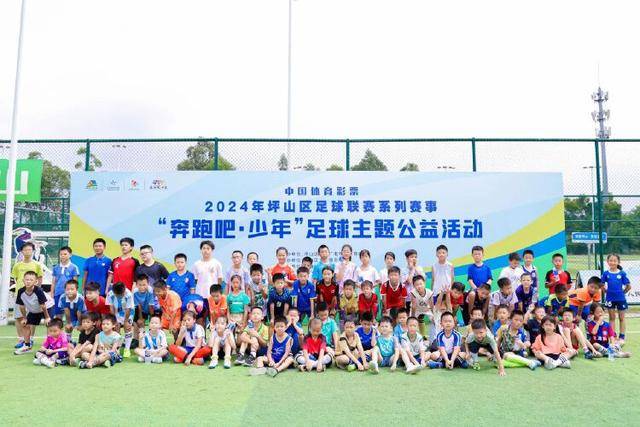 曼联官宣乌加特手术赛季报销！曝下笔引援人选，不会8000万买铁腰